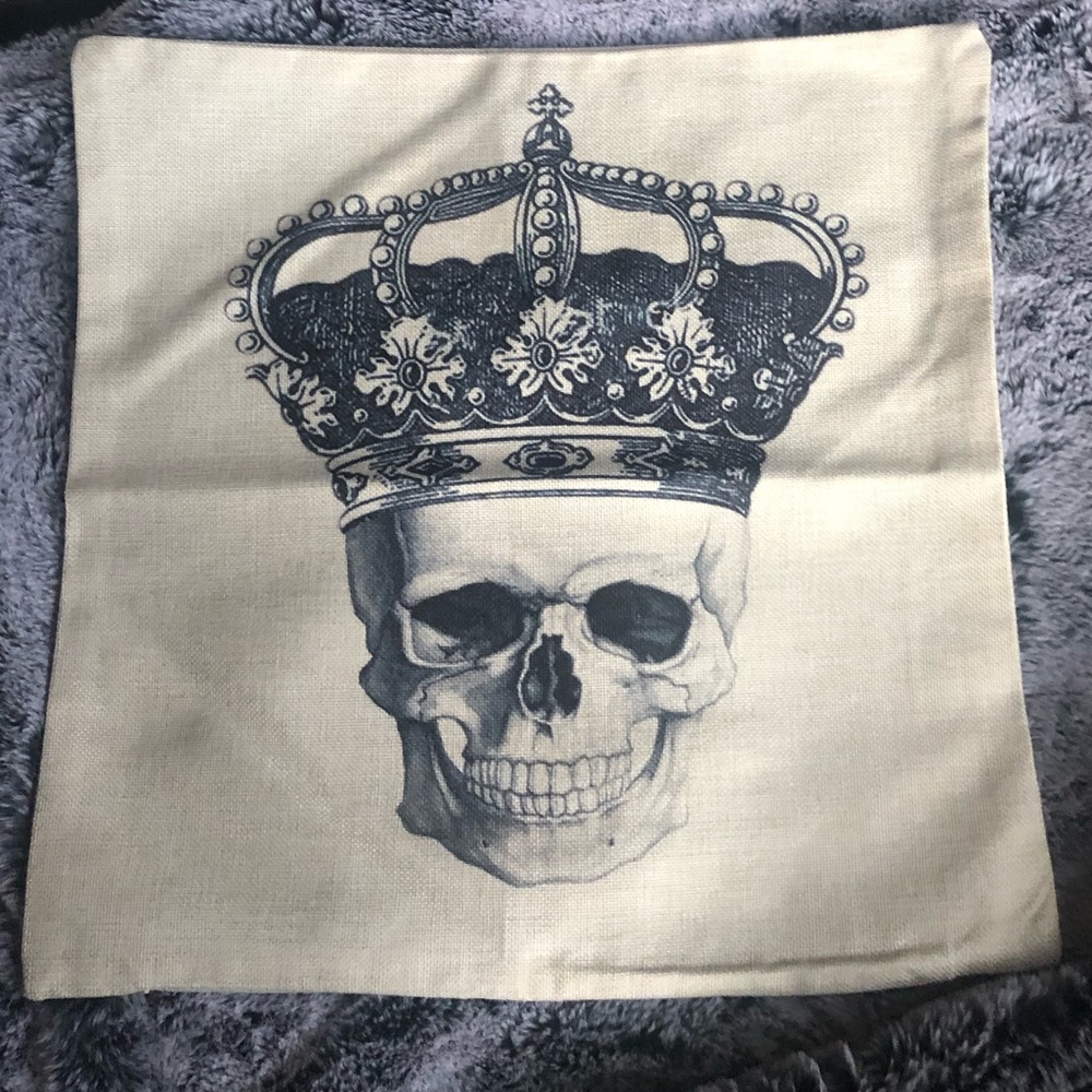 Skull crown pillow case